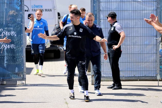 Soccer, Mens, Bavarian Regional League, 2026–2027 Season, TSV 1860 Munich, Training, Grünwalder Strasse 114 Alper Kayabunar, coach of TSV 1860 Munich, on his way to the training ground, is cheered on by the fans,detected_source_language