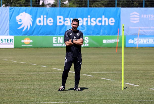 Soccer, Mens, Bavarian Regional League, 2026–2027 Season, TSV 1860 Munich, Training, Grünwalder Strasse 114 Alper Kayabunar, TSV 1860 Munich coach, standing on the training field,detected_source_language