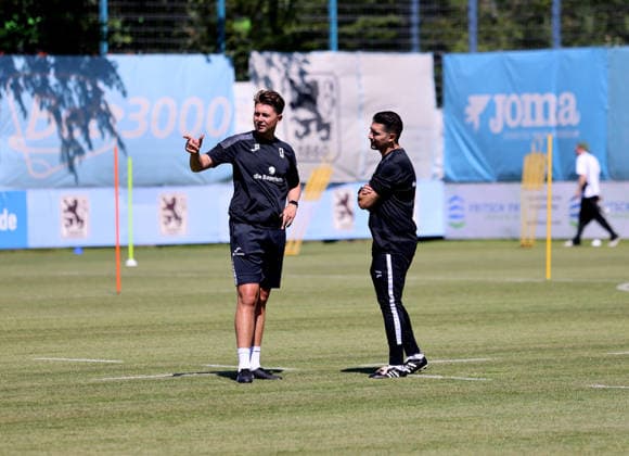 Soccer, Mens, Bavarian Regional League, 2026–2027 Season, TSV 1860 Munich, Training, Grünwalder Strasse 114 Vincent Saller, Assistant Coach of TSV 1860 Munich (left), with Alper Kayabunar, Head Coach of TSV 1860 Munich (right), in conversation on the training field,detected_source_language