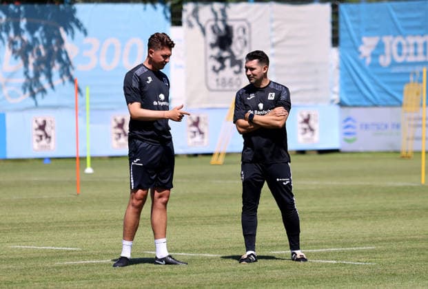 Soccer, Mens, Bavarian Regional League, 2026–2027 Season, TSV 1860 Munich, Training, Grünwalder Strasse 114 Vincent Saller, Assistant Coach of TSV 1860 Munich (left), with Alper Kayabunar, Head Coach of TSV 1860 Munich (right), in conversation on the training field,detected_source_language
