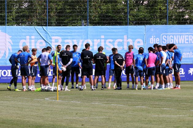 Soccer, Mens, Bavarian Regional League, 2026–2027 Season, TSV 1860 Munich, Training, Grünwalder Strasse 114 The TSV 1860 Munich team standing together in a circle,detected_source_language