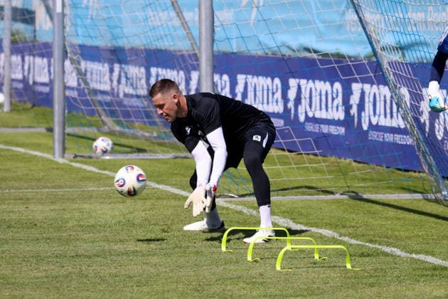 Soccer, Mens, Bavarian Regional League, 2026–2027 Season, TSV 1860 Munich, Training, Grünwalder Strasse 114 Vitus Eicher, goalkeeper coach for TSV 1860 Munich, catches a ball,detected_source_language