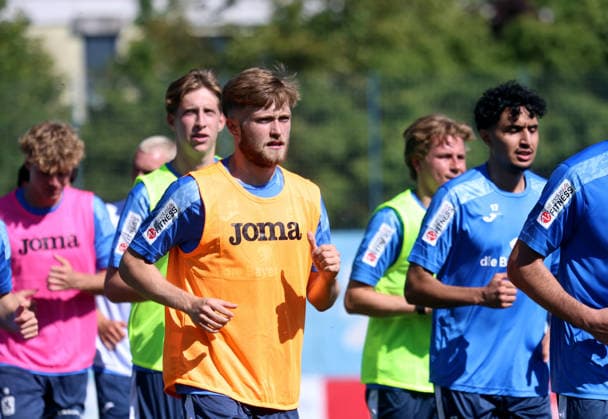 Soccer, Mens, Bavarian Regional League, 2026–2027 Season, TSV 1860 Munich, Training, Grünwalder Strasse 114 Matthew Collins of TSV 1860 Munich running in bibs,detected_source_language