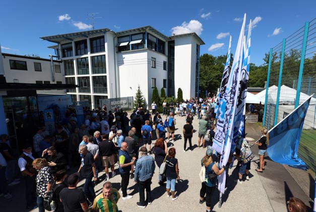 Soccer, Mens, Bavarian Regional League, 2026–2027 Season, TSV 1860 Munich, Training, Grünwalder Strasse 114 Numerous fans, especially e V fans, attended TSV 1860 Munichs first training session of the season at the training facility,detected_source_language
