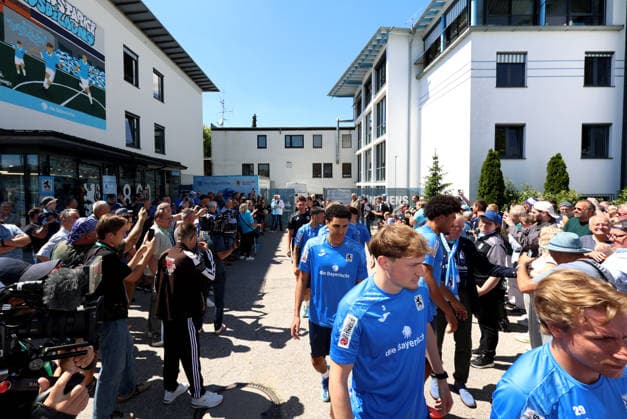 Soccer, Mens, Bavarian Regional League, 2026–2027 Season, TSV 1860 Munich, Training, Grünwalder Strasse 114 Numerous fans, especially e V fans, gathered at the training ground to welcome the team at TSV 1860 Munichs first training session of the season,detected_source_language