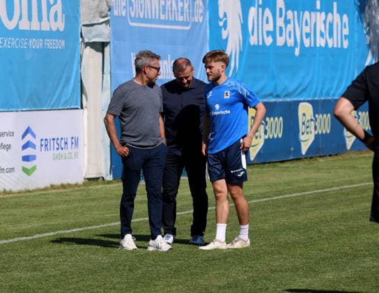 Soccer, Mens, Bavarian Regional League, 2026–2027 Season, TSV 1860 Munich, Training, Grünwalder Strasse 114 Gernot Mang, President of TSV 1860 Munich, with Manfred Paula, Interim Managing Director of TSV 1860 Munich, and Matthew Collins of TSV 1860 Munich, from left to right, in conversation,detected_source_language