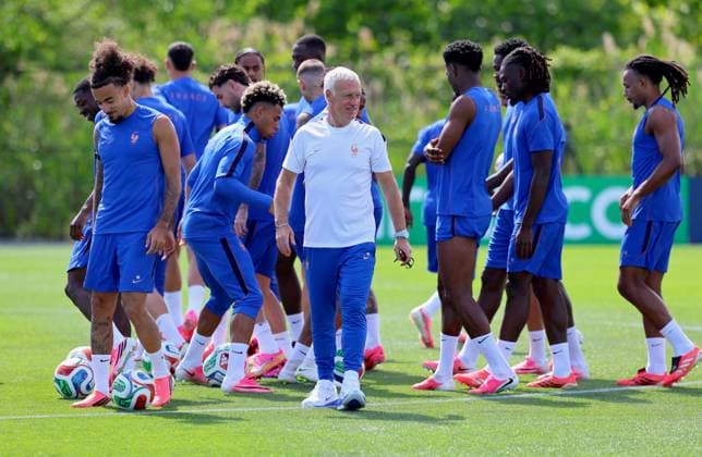 French Soccer Team at Practice Session - New Jersey French coach Didier Deschamps with players participe during a training session for the 2026 World Cup ahead of France-Senegal in New Jersey on June 15, 2026. Photo by Charles Guerin ABACAPRESS.COM Morristown NJ  Copyright: xGuerinxCharles ABACAx