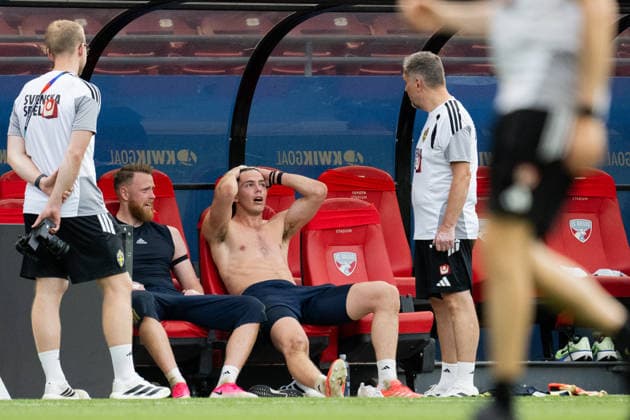June 15, 2026 Goalkeeper Viktor Johansson and goalkeeper Jacob Widell Zetterström of the Swedish national soccer team at a training session on the fifth day of the 2026 FIFA World Cup on June 15, 2026 in Dallas Photo Petter Arvidson BILDBYRAN code PA PA1235 soccer football soccer World Cup soccer World Cup 2026 FIFA World Cup 2026 training practice Sweden Sweden Sweden A Bbeng,detected_source_language  Copyright: PETTERxARVIDSON BB260615PA073