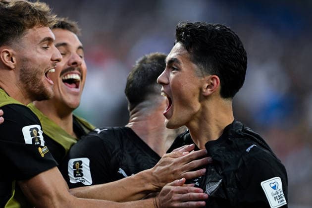 Elijah Just of New Zealand and team mates celebrate after scoring the team s first goal during a FIFA Men?s World Cup 2026 Group Stage football match between Iran and New Zealand at Los Angeles Stadium, in Inglewood on June 15th 2026 (Photo by Nayra Halm SPP) Copyright: xNayraxHalm SPPx Sportspressphoto_SPR167601