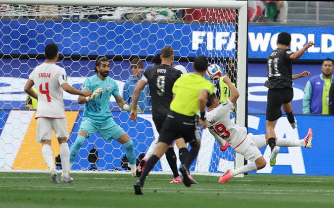 (260616) -- LOS ANGELES, June 16, 2026 -- Elijah Just (1st R, front) of New Zealand shoots to score during the group G match between Iran and New Zealand at the 2026 FIFA World Cup, WM, Weltmeisterschaft, Fussball at Los Angeles Stadium in Los Angeles, the United States, June 15, 2026. ) (SP)U.S.-LOS ANGELES-FOOTBALL-FIFA WORLD CUP-GROUP G-IRN VS NZL MaoxSiqian 