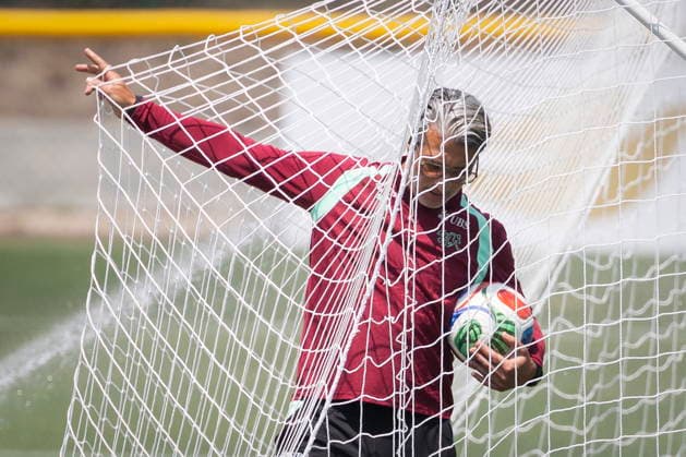 FIFA World Cup, WM, Weltmeisterschaft, Fussball 2026 - Switzerland training session Switzerland s head coach Murat Yakin takes balls out of a goal during a training session of the Swiss national soccer team at the SDJA in San Diego, California, 16 June 2026. San Diego United States  Copyright: xPETERxKLAUNZERx