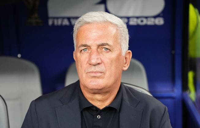Vladimir Petkovic of Algeria watches the match between Argentina and Algeria in Group J of the 2026 FIFA World Cup at Kansas Stadium in Kansas, United States, on June 16, 2026. Photo by DeFodi Images (Thor Wegner),detected_source_language