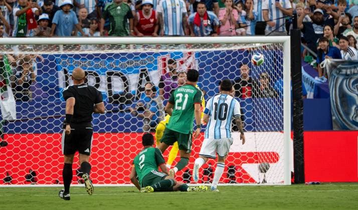 Soccer, Mens, 2026 FIFA World Cup in Mexico, Canada, and the U.S., Match in Kansas City, Group J, Matchday 1, Argentina vs. Algeria; Lionel Messi of Argentina scores the 1–0 goal against Algeria’s goalkeeper Luca Zidane, June 16, 2026,,detected_source_language Copyright: xMatthiasxKochx