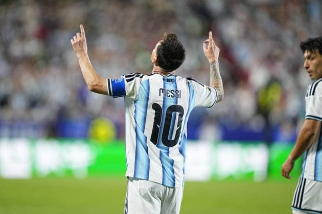 Football: 2026 World Cup Argentina s Lionel Messi acknowledges the crowd after scoring his second goal in the second half of a World Cup Group J football match against Algeria at Kansas City Stadium in Kansas City, Missouri, on June 16, 2026.  A14AA0005619124P