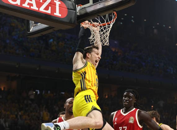 Justin Bean after a dunk at the basket