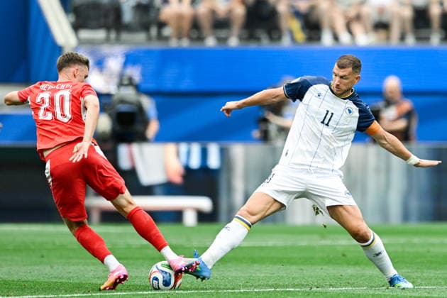 Michel Aebischer of Switzerland (L) and Edin Dzeko of Bosnia and Herzegovina (R) fight for possession during a FIFA Men?s World Cup 2026 Group Stage football match between Switzerland and Bosnia and Herzegovina at Los Angeles Stadium, in Inglewood on June 18th 2026 (Photo by Nayra Halm SPP) Copyright: xNayraxHalm SPPx Sportspressphoto_SPR170024