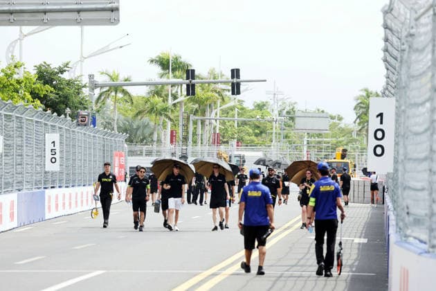 Maxililian Günther (GER), Taylor Barnard (GBR), as well as team members from Penske, Andretti, Lola Yamaha, and Jaguar—some carrying umbrellas to protect themselves from the heat—during the track walk, Sanya E-Prix, China, June 19, 2026, Hainan Island, China, FIA Formula E World Championship Season 12, preparation,,detected_source_language