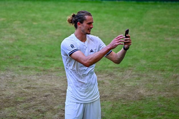 Alexander Zverev (GER) posts a message on social media following his victory over Raphael Collignon (BEL) at the TERRA WORTMANN Open 2026, Tennis, ATP, Mens 500, Tournament, Main Draw, Quarterfinals, June 19, 2026, TERRA WORTMANN Open 2026, Tennis, ATP, Men’s 500, Tournament, Main Draw, Quarterfinals, June 19, 2026, Halle,detected_source_language Copyright: xEibner-Pressefoto RobertxGertzenx EP_RGN
