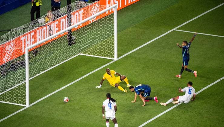 Soccer, Mens, 2026 FIFA World Cup in Mexico, Canada, and the U.S., Group C match in Philadelphia, Matchday 2, Brazil vs. Haiti, Matheus Cunha 9, Brazil scores the X X goal against Haiti goalkeeper Johny Placide, June 19, 2026,,detected_source_language Copyright: xMatthiasxKochx