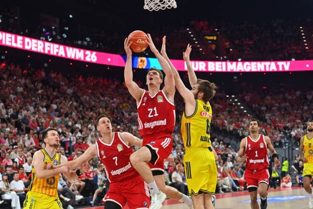 Justus HOLLATZ (FCB), in action, battling Malte DELOW (Alba Berlin), li fcb07, Basketball BBL, 2025–2026 Season Playoff Finals Game 5, FC Bayern Munich vs. Alba Berlin on June 21, 2026, at SAP GARDEN,detected_source_language