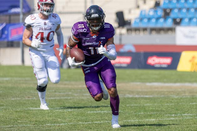 EFA European Football Alliance Frankfurt Galaxy Prague Lions, June 21, 2026 Normen Schumm of the Frankfurt Galaxy 11 outruns his opponents with the ball, Frankfurt Galaxy Prague Lions, Frankfurt, PSD Bank Arena, June 21, 2026,detected_source_language Copyright: xBEAUTIFULxSPORTS Gawlikx