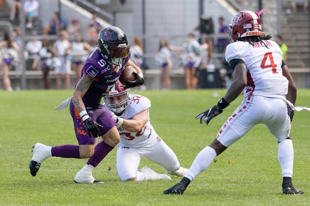 EFA European Football Alliance Frankfurt Galaxy vs. Prague Lions, June 21, 2026 Paul Kavadia Lenhardt (Frankfurt Galaxy 5) runs with the ball; Angelo Barletta (Prague Lions 32) tries to stop him, while Ken Hike Jr. (Prague Lions 4) is already waiting for him, Frankfurt Galaxy vs. Prague Lions, Frankfurt, PSD Bank Arena, June 21, 2026,detected_source_language Copyright: xBEAUTIFULxSPORTS Gawlikx