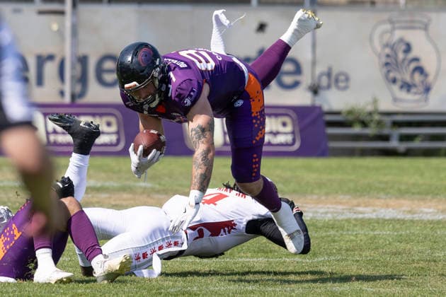 EFA European Football Alliance Frankfurt Galaxy vs. Prague Lions, June 21, 2026 Ken Hike Jr. (Prague Lions) tackles Adrià Botella Moreno (Frankfurt Galaxy) at the 87-yard line, stopping the run, Frankfurt Galaxy vs. Prague Lions, Frankfurt, PSD Bank Arena, June 21, 2026,detected_source_language Copyright: xBEAUTIFULxSPORTS Gawlikx