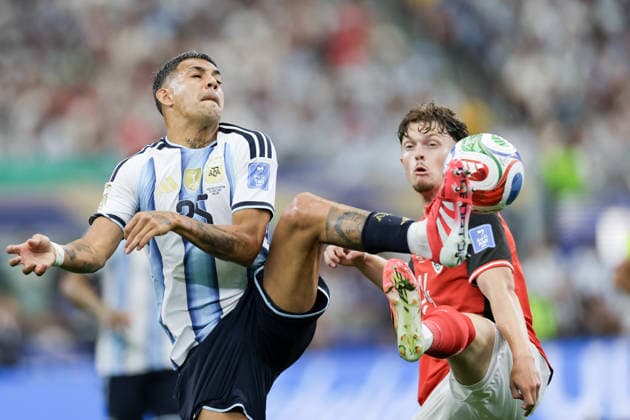Facundo Medina of Argentina (L) and Paul Wanner of Austria (R) fight for possession during a FIFA Men?s World Cup 2026 Group Stage football match between Argentina and Austria at Dallas Stadium, in Arlington on June 22th 2026 (Photo by Leo Barrilari SPP) Copyright: xLeoxBarrilari SPPx Sportspressphoto_SPR173272