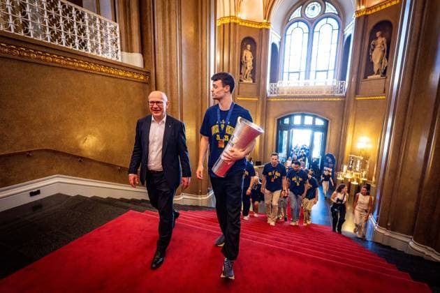 Basketball Berlin, June 23, 2026; 2025–2026 Season; EasyCredit BBL 1 Bundesliga; Alba Berlin is the 2026 German Champion; Reception hosted by Berlin’s Governing Mayor Kai Wegner at the Rotes Rathaus; and entry into the Golden Book of the City of Berlin; Kai Wegner welcomes the team and takes a look at the trophy. Jonas Mattisseck, Alba Berlin, No. 09,detected_source_language