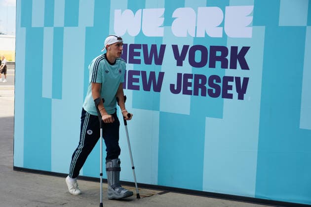 Nico Schlotterbeck (Germany) arrives at the stadium on crutches and wearing a special shoe following his injury for the Germany vs. Ecuador match in New York on June 25, 2026. Germany vs. Ecuador, MetLife Stadium, World Cup 26, Group E, Matchday 3