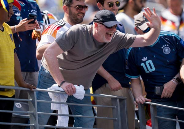 Stefan Raab, TV personality and entertainer, waves to Bastian Schweinsteiger at the stadium during the 2026 FIFA World Cup match between Ecuador and Germany on June 25, 2026. The match, part of Group E, Matchday 3, took place at New York New Jersey Stadium in East Rutherford, New Jersey, USA. Copyright: HMBxMedia xMarcoxBader
