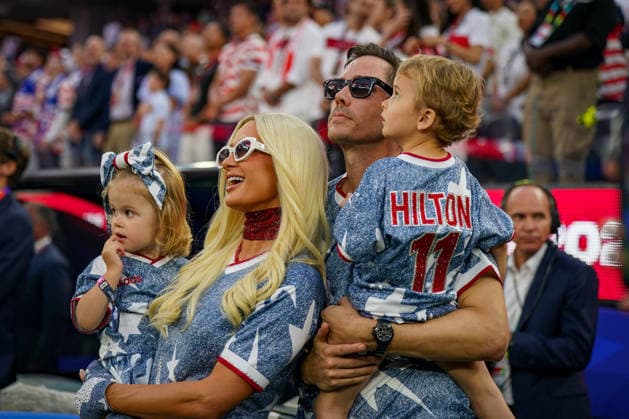 USA Soccer FIFA World Cup 2026 Group Stage Group A Turkey vs. USA SoFi Stadium, Inglewood, Los Angeles County, California Paris Hilton, Carter Reum, Phoenix Reum, London Reum, family, family portrait, celebrities, Celebrity, VIP Guest, U.S. Soccer Fans, U.S. Family, Parents with Children, Children, Spectators, Stands, U.S. Jerseys, U.S. Soccer, Fan Culture, World Cup, FIFA World Cup 2026, World Cup, Stadium, Event, Impression, Patriotism, National Colors Copyright: xJOERANxSTEINSIEKx