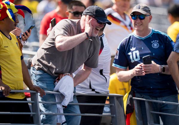 Stefan Raab tries to make out Bastian Schweinsteiger s words in the noisy stadium. FIFA World Cup 2026: Ecuador vs. Germany, June 25, 2026; FIFA World Cup 2026: Ecuador vs. Germany, Group E, Matchday 3, at New York New Jersey Stadium in East Rutherford, New Jersey, USA Copyright: HMBxMedia xMarcoxBader