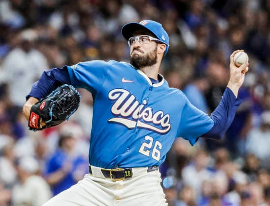 Milwaukee Brewers relief pitcher Aaron Ashby throws in the eighth inning of the MLB, Baseball Herren, USA game between the Chicago Cubs and the Milwaukee Brewers at American Family Field in Milwaukee, Wisconsin on Friday, June 26, 2026.  MIL20260626835 TANNENxMAURY
