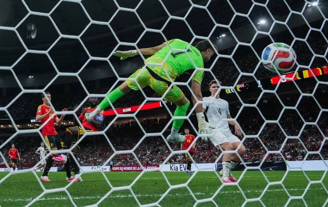 June 26, 2026, Vancouver, Bc, CANADA: New Zealand goalkeeper Max Crocombe (1) allows a goal to Belgium s Romelu Lukaku, back right, as New Zealand s Tyler Bindon (4) watches during the second half of a World Cup Group G soccer match, in Vancouver, on Friday, June 26, 2026. Canada News - June 26, 2026 - ZUMAc35_ 20260626_zaf_c35_409 Copyright: xDarrylxDyckx