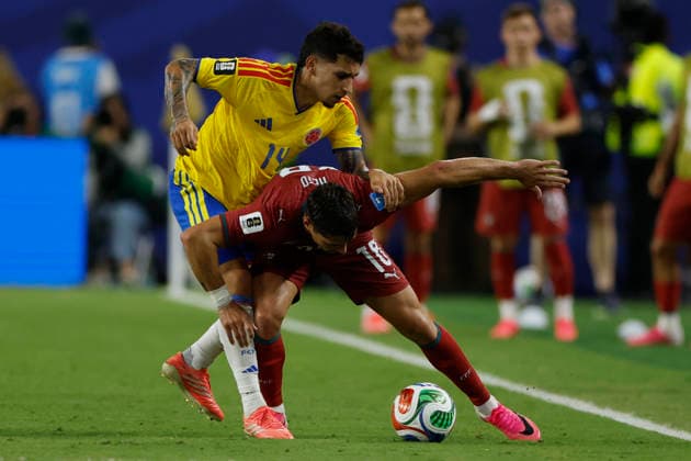 Gustavo Puerta (L) of Colombia in action against Pedro Neto of Portugal during the FIFA World Cup, WM, Weltmeisterschaft, Fussball 2026 group stage match Colombia against Portugal at the Hard Rock Stadium in Miami, United States, 27 June 2026. FIFA World Cup 2026 - Group K - Colombia vs Portugal !ACHTUNG: NUR REDAKTIONELLE NUTZUNG! Copyright: xAlbertoxEstevezx GR7179 20260628-55020732996_1