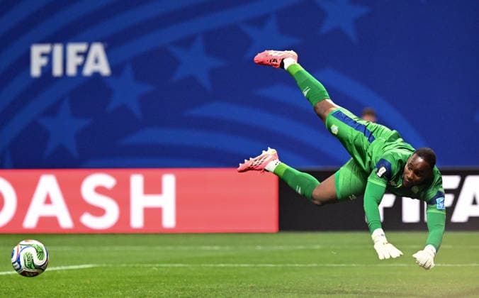 (260628) -- ATLANTA, June 28, 2026 -- Lionel Mpasi, goalkeeper of the Democratic Republic of the Congo (DRC), jumps to save a ball during the group K match between the Democratic Republic of the Congo and Uzbekistan at the 2026 FIFA World Cup, WM, Weltmeisterschaft, Fussball at Atlanta Stadium in Atlanta, the United States, June 27, 2026. ) (SP)U.S.-ATLANTA-FOOTBALL-FIFA WORLD CUP-GROUP K-COD VS UZB JuxHuanzong