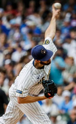 Milwaukee Brewers relief pitcher Aaron Ashby throws in the seventh inning of the MLB, Baseball Herren, USA game between the Chicago Cubs and the Milwaukee Brewers at American Family Field in Milwaukee, Wisconsin on Sunday, June 28, 2026.  MIL20260628825 TANNENxMAURY