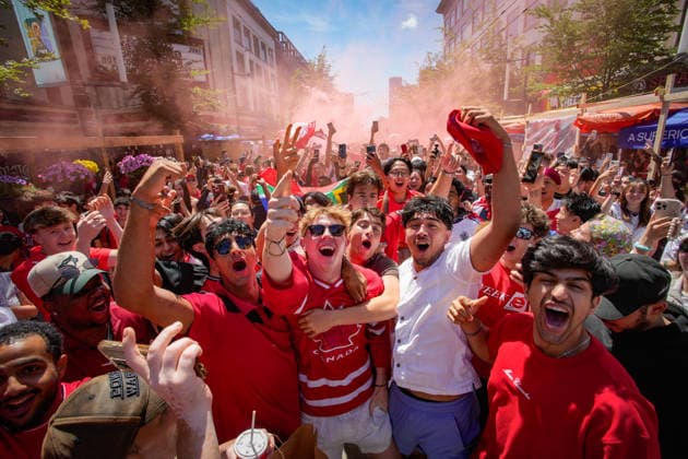 Sport Bilder des Tages #2 Fußball, FIFA WM 2026, Kanada, Fanmeile in Vancouver (260629) -- VANCOUVER, June 29, 2026 -- Fans celebrate after the FIFA World Cup, WM, Weltmeisterschaft, Fussball 2026 Round of 32 match between Canada and South Africa in in Vancouver, Canada, on June 28, 2026. Canada beat South Africa 1-0 in Los Angeles, the United States on Sunday, advancing to the round of 16 for the first time ever. (Photo by Xinhua) (SP)CANADA-VANCOUVER-FOOTBALL-FIFA WORLD CUP 2026-FANS LiangxSen
