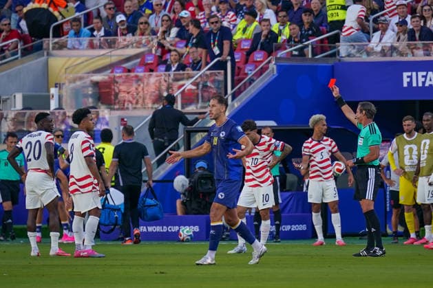 2026 FIFA World Cup: USA vs. Bosnia and Herzegovina, Round of 32 at Levi’s™ Stadium in Santa Clara, San Francisco Bay Area, California. Referee Raphael Claus of Brazil shows Folarin Balogun of the USA a red card in the 20th minute. Copyright: xJOERANxSTEINSIEKx