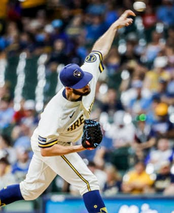 Milwaukee Brewers relief pitcher Aaron Ashby throws in the seventh inning of the MLB, Baseball Herren, USA game between the Cincinnati Reds and the Milwaukee Brewers at American Family Field in Milwaukee, Wisconsin on Wednesday, July 1, 2026.  MIL20260701818 TANNENxMAURY