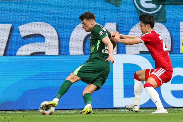 Dzenan Pejcinovic (VfL Wolfsburg, 17) vs. Hiroki Ito (FC Bayern Munich, 21) – 1 Bundesliga 2025–2026 Season League Match: VfL Wolfsburg vs. FC Bayern Munich at the Volkswagen Arena in Wolfsburg – Action, Soccer, Germany, Man,Men, May 9, 2026