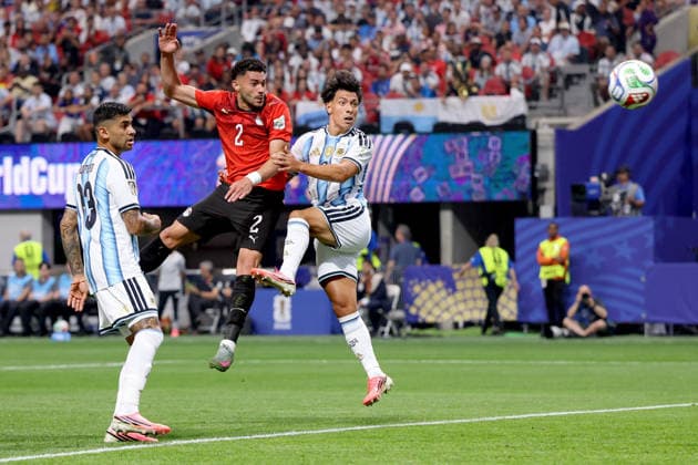 Argentinien gegen Ägypten – FIFA-Weltmeisterschaft, 7. Juli 2026, Atlanta – Achtelfinale der FIFA-Weltmeisterschaft: Argentinien gegen Ägypten. Cristian Romero aus Argentinien sieht zu, wie Yasser Ibrahim aus Ägypten Lisandro Martinez aus Argentinien den Ball abnimmt und per Kopf das erste Tor erzielt. Argentinien gegen Ägypten. Foto: Charlotte Wilson, Atlanta, Georgia, USA  Copyright: xCharlottexWilsonxOffside