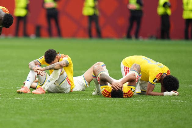 Colombia v Switzerland Round of 16 - FIFA Worl Cup 2026 Luis Diaz 7 and James Rodriguez 10 Colombia national tea look dejected after losing on penalties against Switzerland during the FIFA World Cup, WM, Weltmeisterschaft, Fussball 2026 Round of 16 match between Colombia and Switzerland at BC Place Stadium on July 7, 2026, in Vancouver, Canada. Vancouver British Columbia Canada Copyright: xLeonardoxRamirezx