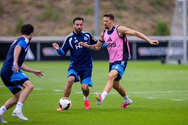 July 8, 2026, Soccer, FC Schalke 04 training session featuring Kenan Karaman (FC Schalke 04) and Janik Bachmann (FC Schalke 04), Gelsenkirchen, FC Schalke 04 training facility, North Rhine-Westphalia, Germany, xRHR PHOTO YYx Copyright: RHR-FOTOx RHR-FOTO YY