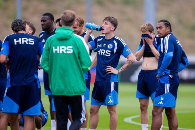 July 8, 2026, Soccer, FC Schalke 04 training session. Water break for the S04 players; from left: Max Grüger (FC Schalke 04), Anton Donkor (FC Schalke 04). Gelsenkirchen, FC Schalke 04 training facility, North Rhine-Westphalia, Germany. xRHR PHOTO YYx Copyright: RHR-FOTOx RHR-FOTO YY