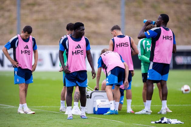 July 8, 2026, Soccer, FC Schalke 04 training session; players taking a drink break; from left: Ron Schallenberg (FC Schalke 04), Christian Gomis (FC Schalke 04), Bryan Lasme (FC Schalke 04); Gelsenkirchen, FC Schalke 04 training facility, North Rhine-Westphalia, Germany; xRHR PHOTO YYx Copyright: RHR-FOTOx RHR-FOTO YY