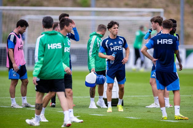 July 8, 2026, Soccer, FC Schalke 04 training session—water break for the players; from left: Adrian Gantenbein (FC Schalke 04), Soufiane El Faouzi (FC Schalke 04), Dylan Leonard (FC Schalke 04), Gelsenkirchen, FC Schalke 04 training grounds, North Rhine-Westphalia, Germany, xRHR PHOTO YYx Copyright: RHR-FOTOx RHR-FOTO YY