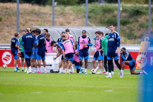 July 8, 2026, Soccer, FC Schalke 04 practice. Water break for the S04 players. Gelsenkirchen, FC Schalke 04 training facility, North Rhine-Westphalia, Germany xRHR PHOTO YYx Copyright: RHR-FOTOx RHR-FOTO YY