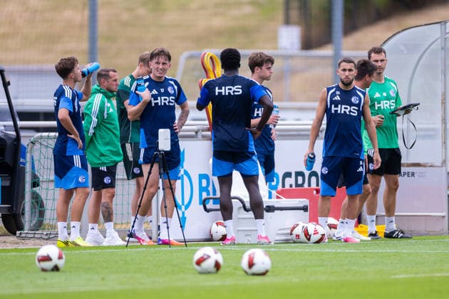 July 8, 2026, Soccer, FC Schalke 04 practice, Water break, Gelsenkirchen, FC Schalke 04 training facility, North Rhine-Westphalia, Germany, xRHR, PHOTO YYx Copyright: RHR-FOTOx RHR-FOTO YY